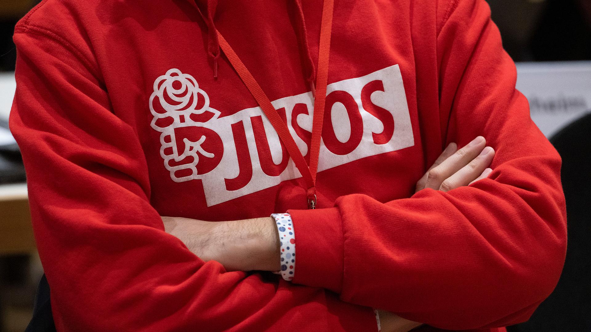 Kapuzenpulli mit der Aufschrift "Jusos"