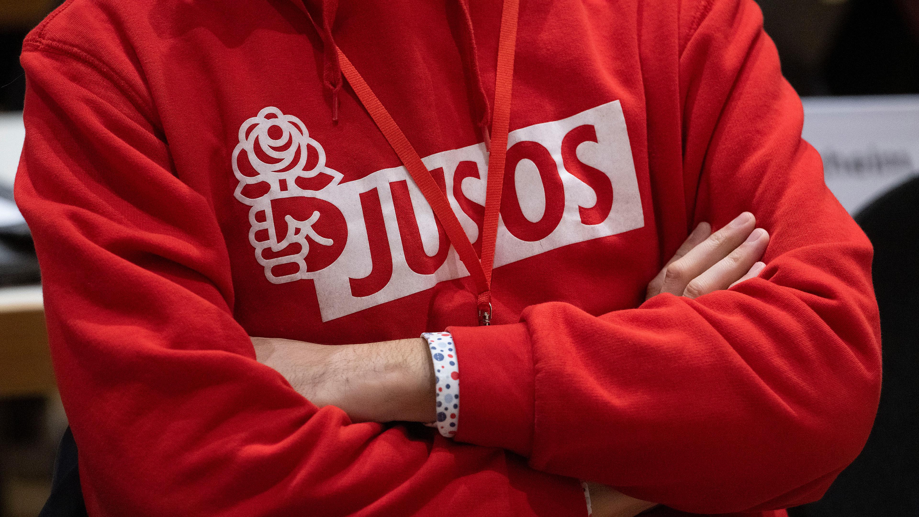 Kapuzenpulli mit der Aufschrift "Jusos"