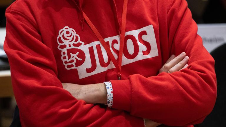 Kapuzenpulli mit der Aufschrift "Jusos"