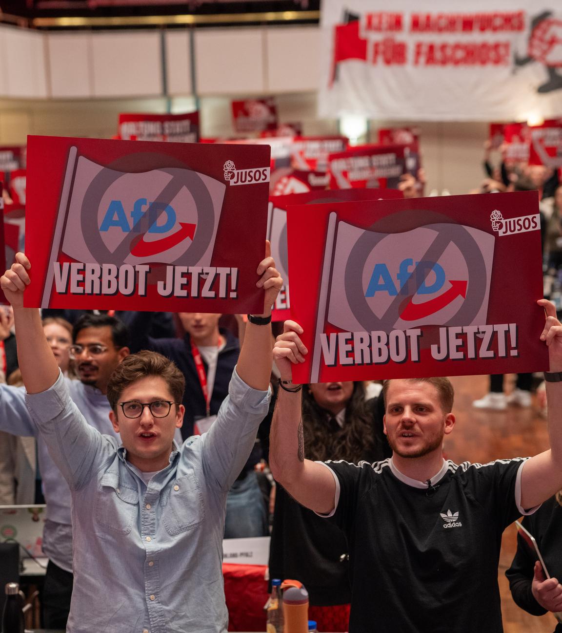 Mannheim: SPD-Generalsekretär Tim Klüssendorf (2.v.r.) und Juso-Bundesvorsitzender Philipp Türmer (3.v.r.) sowie die Delegierten der Jungsozialisten (Jusos) halten am zweiten Tag des Bundeskongresses in Mannheim Schilder gegen die AfD und die Gründung der Jugenorganisation "Generation Deutschland".