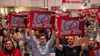 Von links gegen rechts und gegen die Mitte