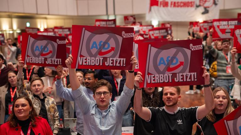 Mannheim: SPD-Generalsekretär Tim Klüssendorf (2.v.r.) und Juso-Bundesvorsitzender Philipp Türmer (3.v.r.) sowie die Delegierten der Jungsozialisten (Jusos) halten am zweiten Tag des Bundeskongresses in Mannheim Schilder gegen die AfD und die Gründung der Jugenorganisation "Generation Deutschland".
