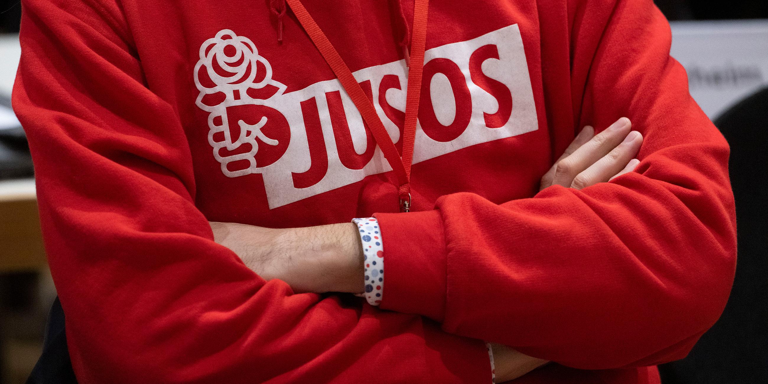 Juso-Mitglied in Kapuzenpuli mit der Aufschrift "Juso"
