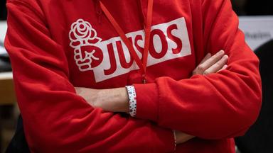 Juso-Mitglied in Kapuzenpuli mit der Aufschrift "Juso"