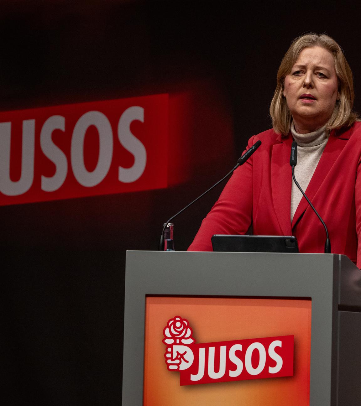 Bundesarbeitsministerin und SPD Parteivorsitzende Bärbel Bas spricht am zweiten Tag des Bundeskongresses.