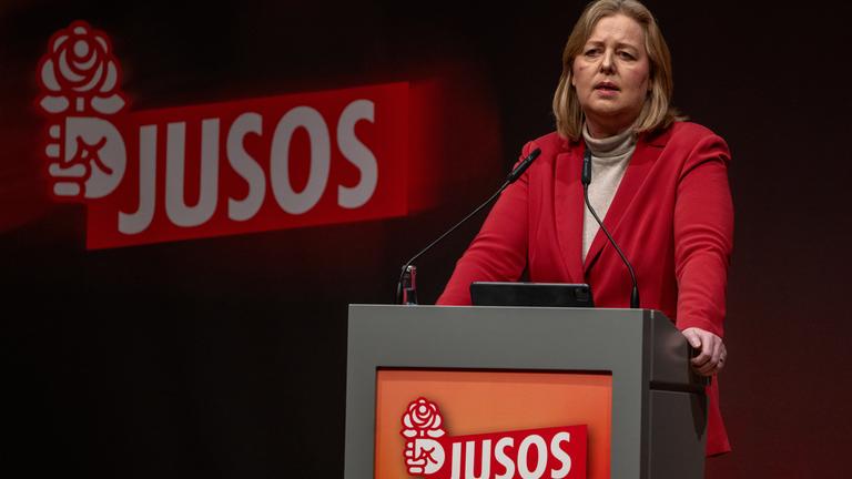 Bundesarbeitsministerin und SPD Parteivorsitzende Bärbel Bas spricht am zweiten Tag des Bundeskongresses.