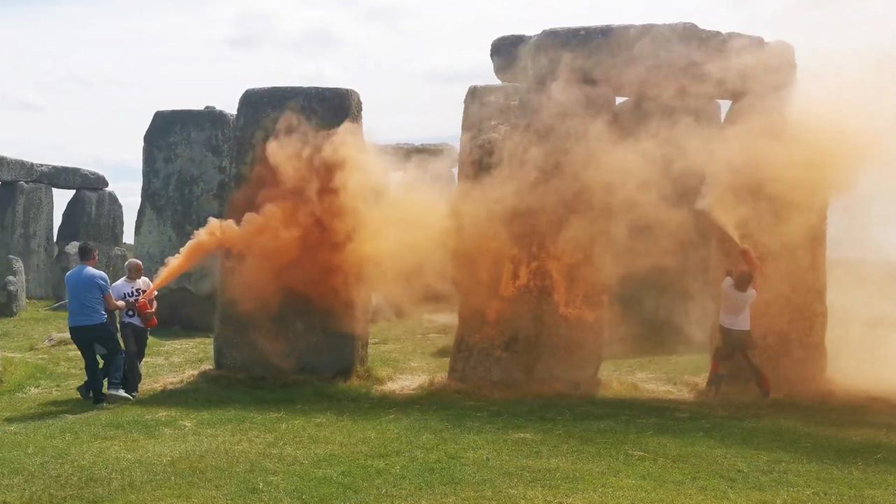 Just Stop Oil-Demonstranten versprühen orangefarbene Substanz auf Stonehenge. 