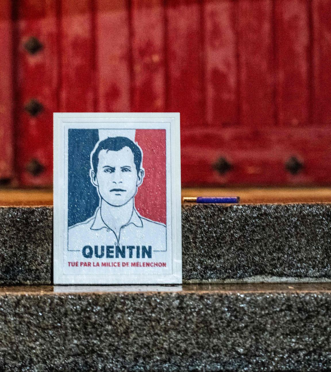Ein Plakat mit einer Illustration von Quentin Debranque liegt bei einer Gedenkveranstaltung in Nantes auf einer Treppe.