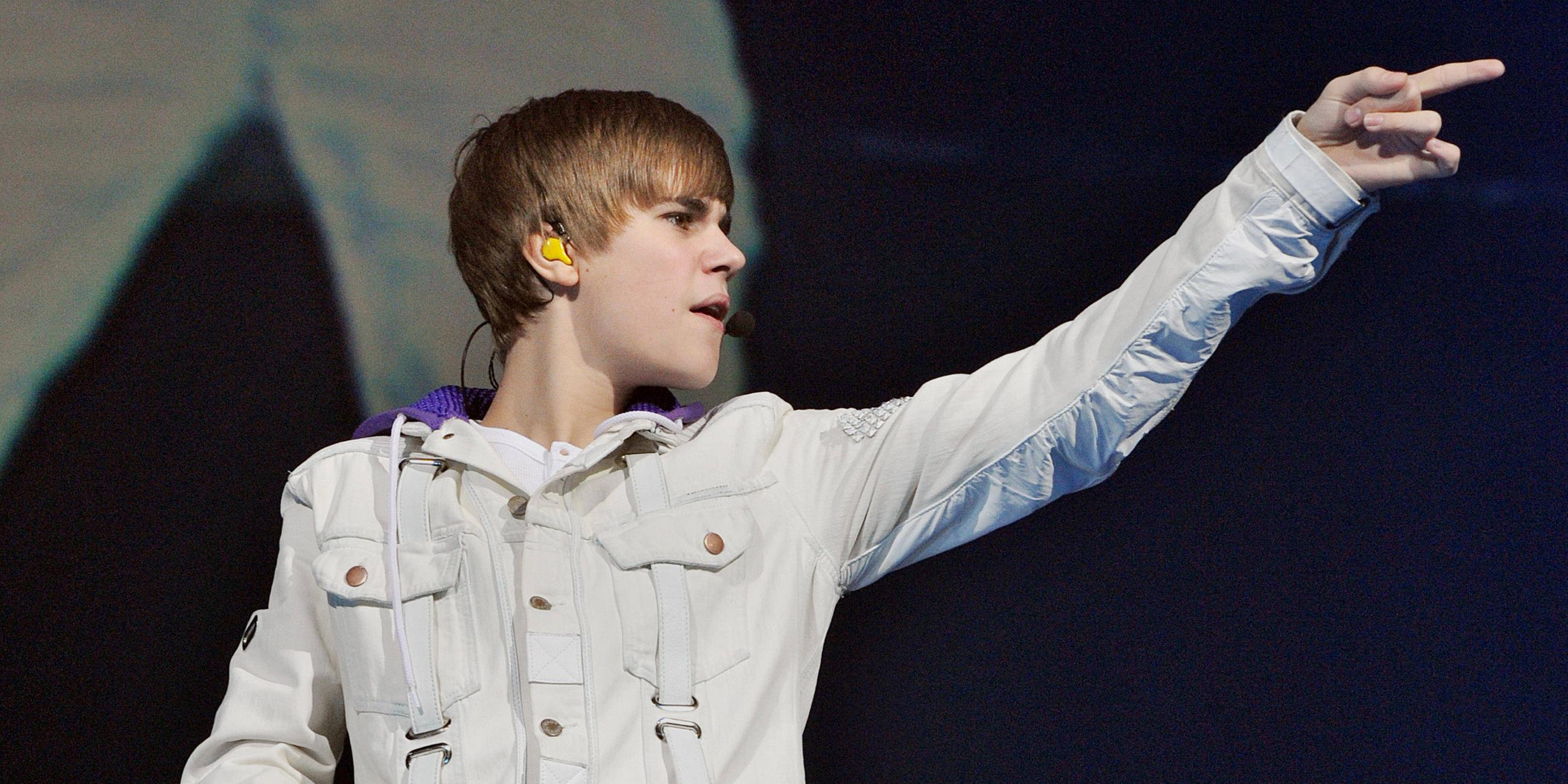 Justin Bieber blickt und zeigt mit ausgestrecktem Arm nach rechts