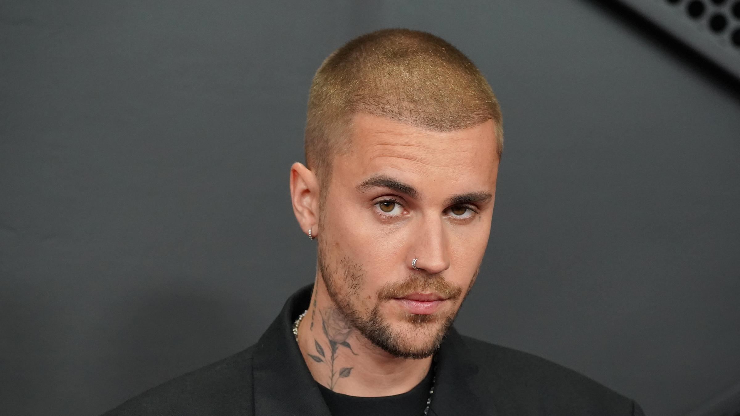 Porträt von Justin Bieber vor grauem Hintergrund.