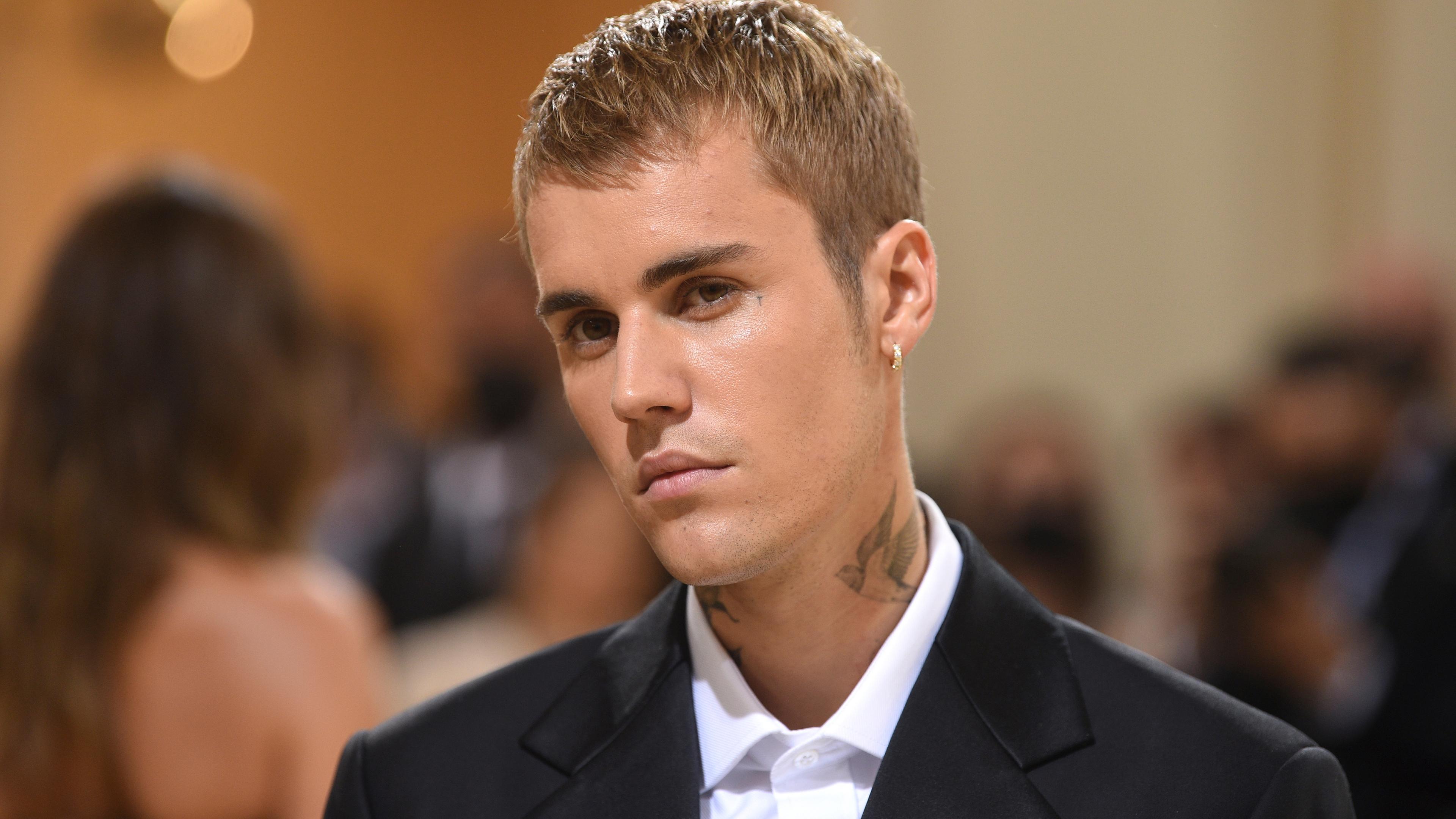 Justin Bieber auf einem roten Teppich