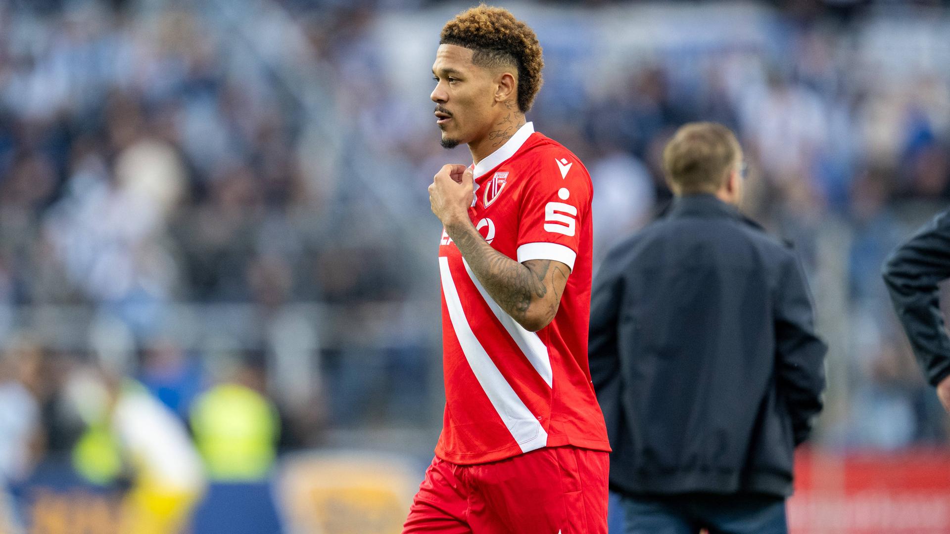 Justin Butler geht alleine mit bedrücktem Blick über das Spielfeld
