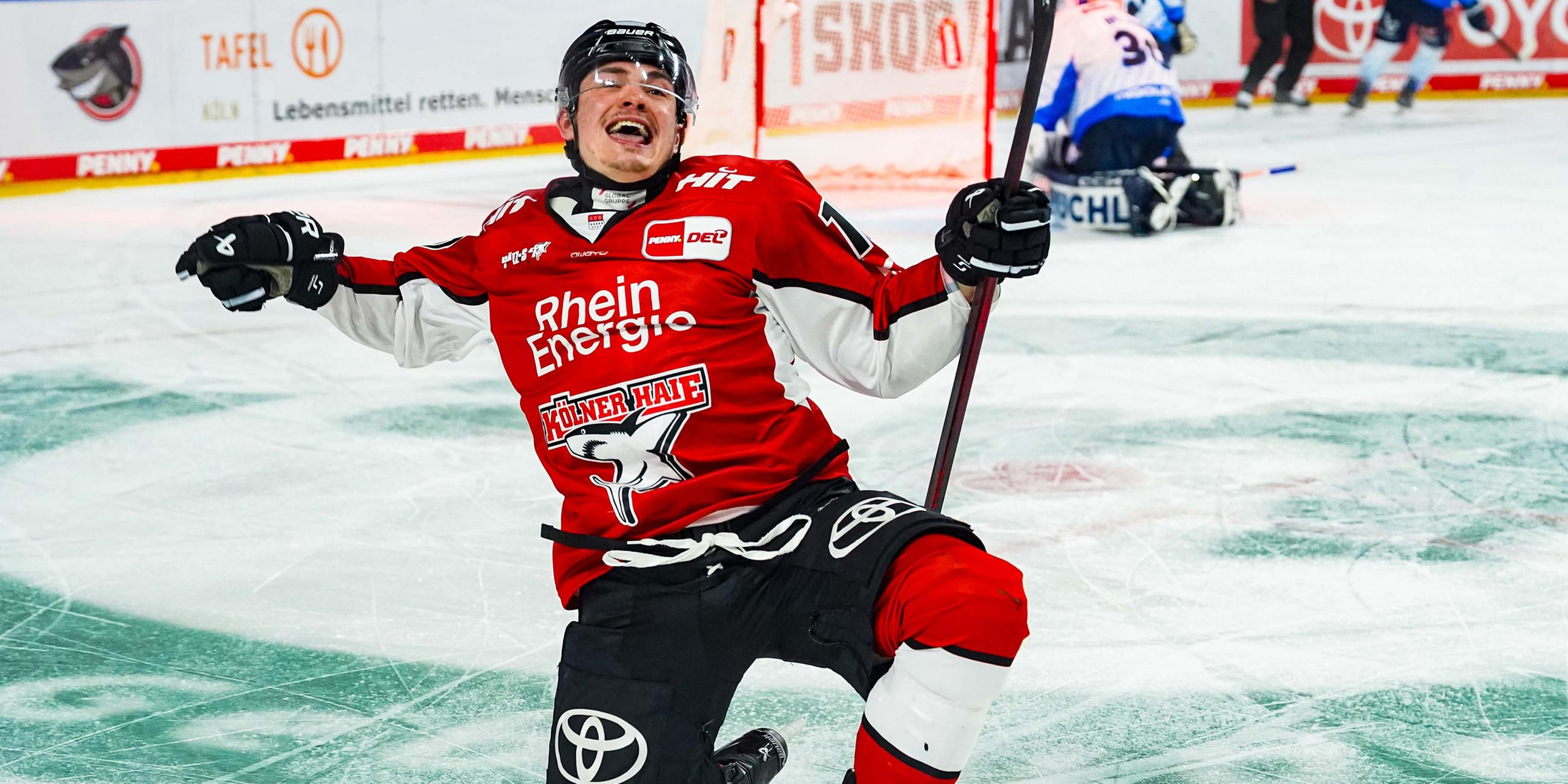 Justin Schütz bejubelt seinen entscheidenden Treffer zum 3:2 in der Overtime.
