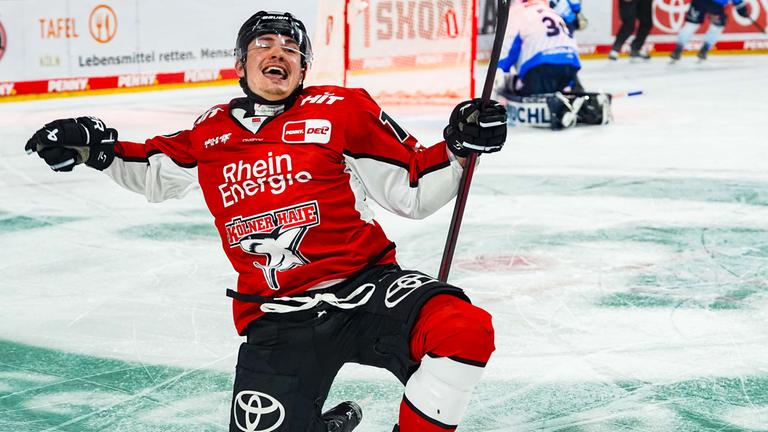 Justin Schütz bejubelt seinen entscheidenden Treffer zum 3:2 in der Overtime.