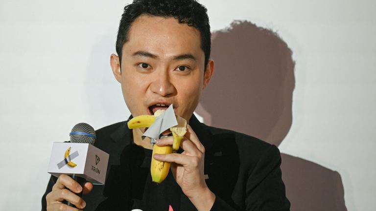 Der in China geborene Krypto-Gründer Justin Sun isst in Hongkong ein Bananenkunstwerk