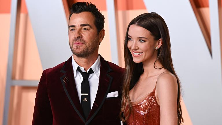 Justin Theroux hat Nicole Brydon Bloom geheiratet. Laut US-Medien fand die Trauung am Strand von Tulum statt. Der Schauspieler war in erster Ehe mit Jennifer Aniston verheiratet. (17.03.2025)