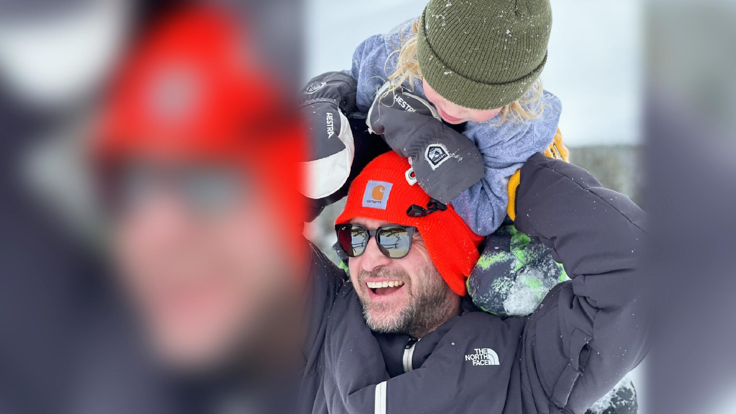 Justin Timberlake trägt seinen Sohn Phineas auf den Schultern