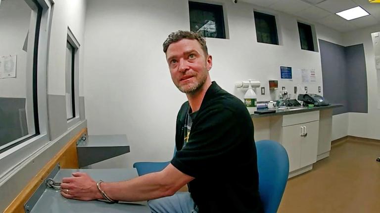 Dieses Standbild einer Körperkamera der Polizei von Sag Harbor zeigt Justin Timberlake nach seiner Festnahme durch die Polizei in Sag Harbor, New York, am 18. Juni 2024