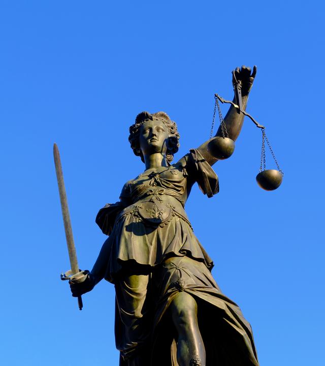 Froschperspektive einer Justitia-Statue