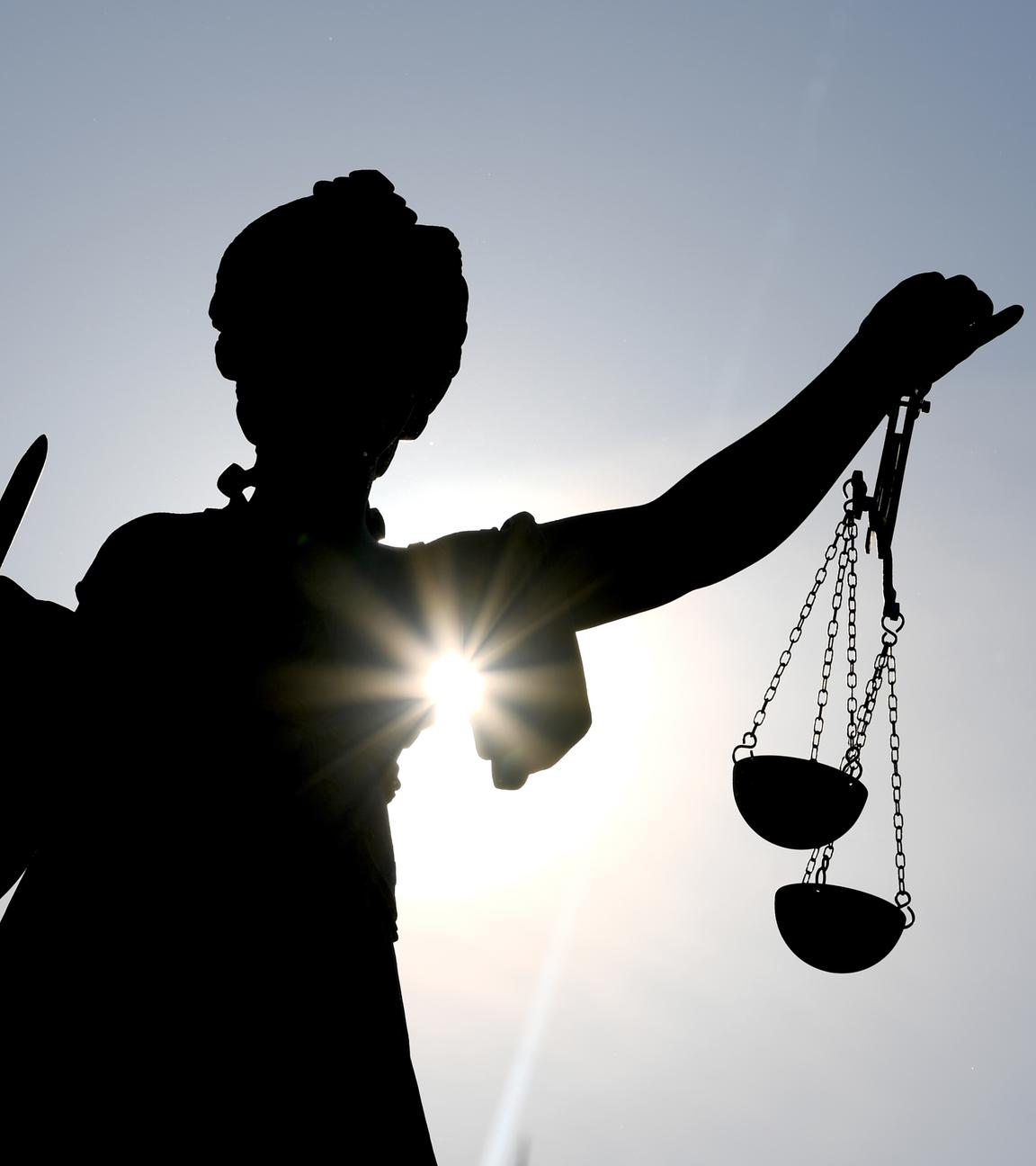 Justizia im Gegenlicht
