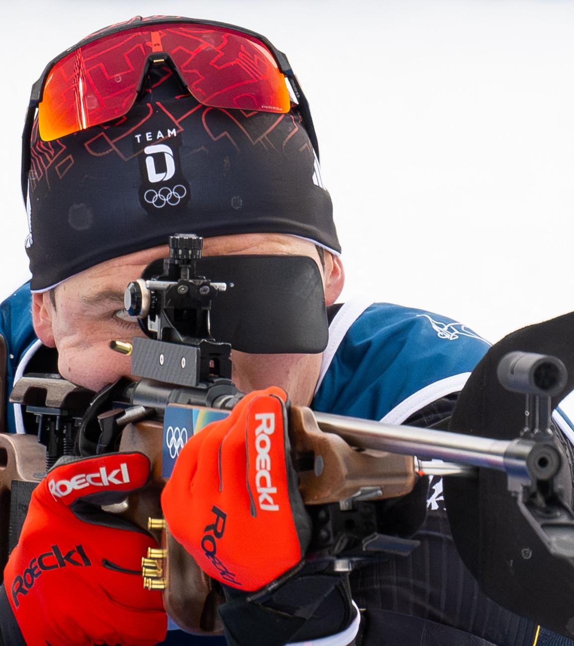 Der deutsche Biathlet Justus Strelow schießt bei den Olympischen Winterspielen 2026 in Antholz auf die fünf Ziele.