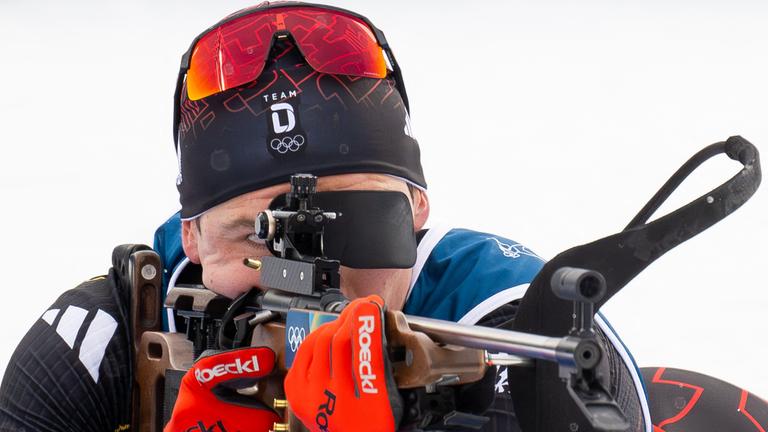 Der deutsche Biathlet Justus Strelow schießt bei den Olympischen Winterspielen 2026 in Antholz auf die fünf Ziele.