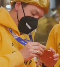 Olympia: Biathlet Justus Strelow lässt seine Medaille fallen