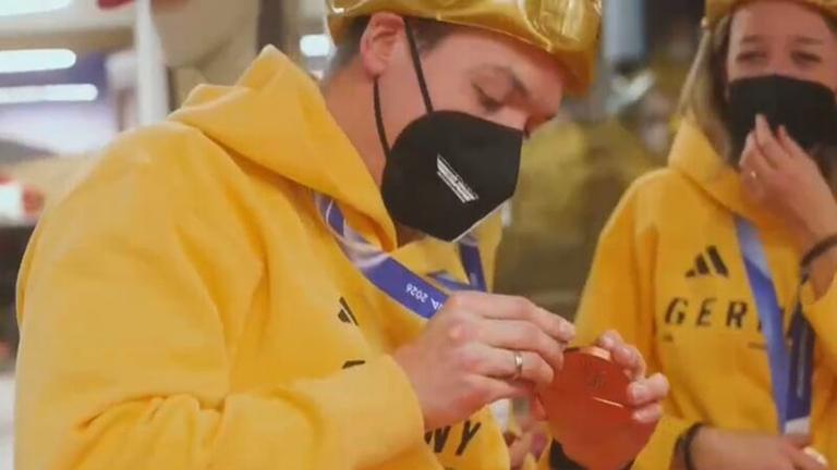 Olympia: Biathlet Justus Strelow lässt seine Medaille fallen