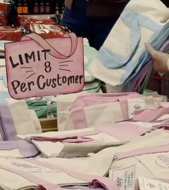 Bunte Jutebeutel der amerikanischen Supermarktkette Trader Joe's.