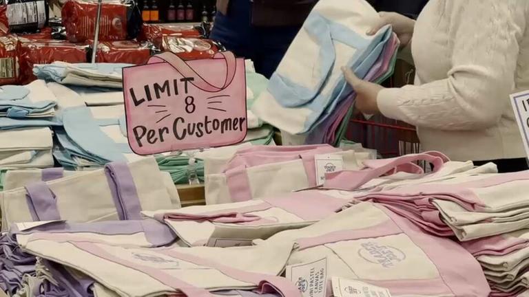 Bunte Jutebeutel der amerikanischen Supermarktkette Trader Joe's.