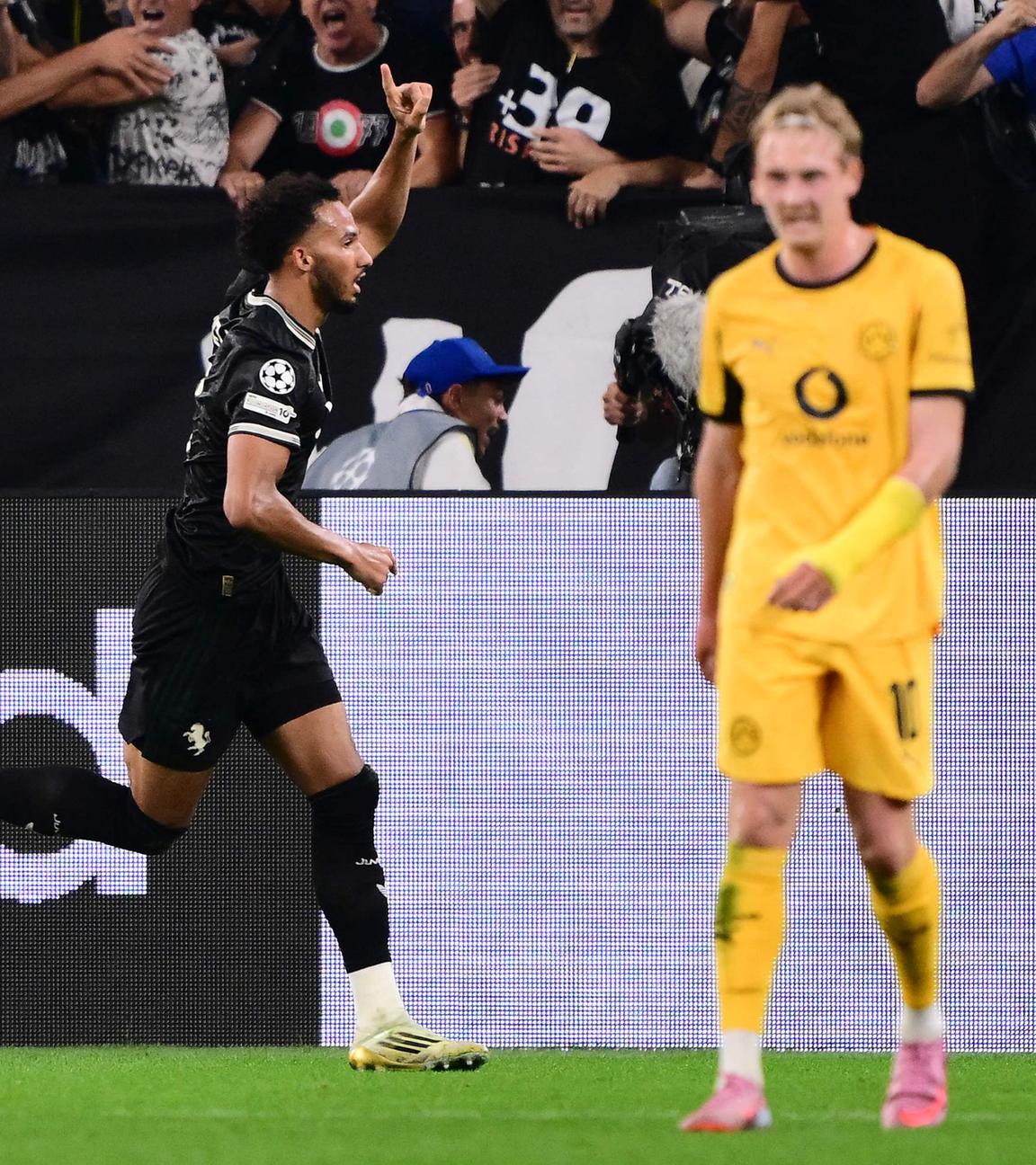 Juventus-Verteidiger Lloyd Kelly feiert sein Tor zum 4:4. Julian Brandt blickt enttäuscht.