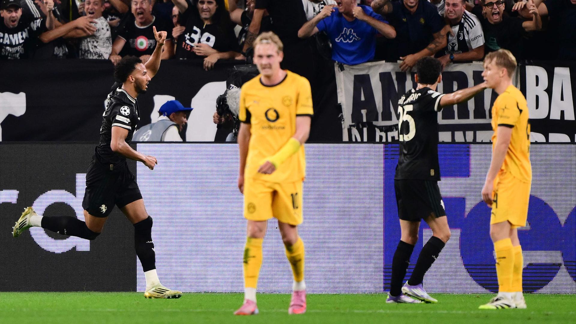 Juventus-Verteidiger Lloyd Kelly feiert sein Tor zum 4:4. Julian Brandt blickt enttäuscht.