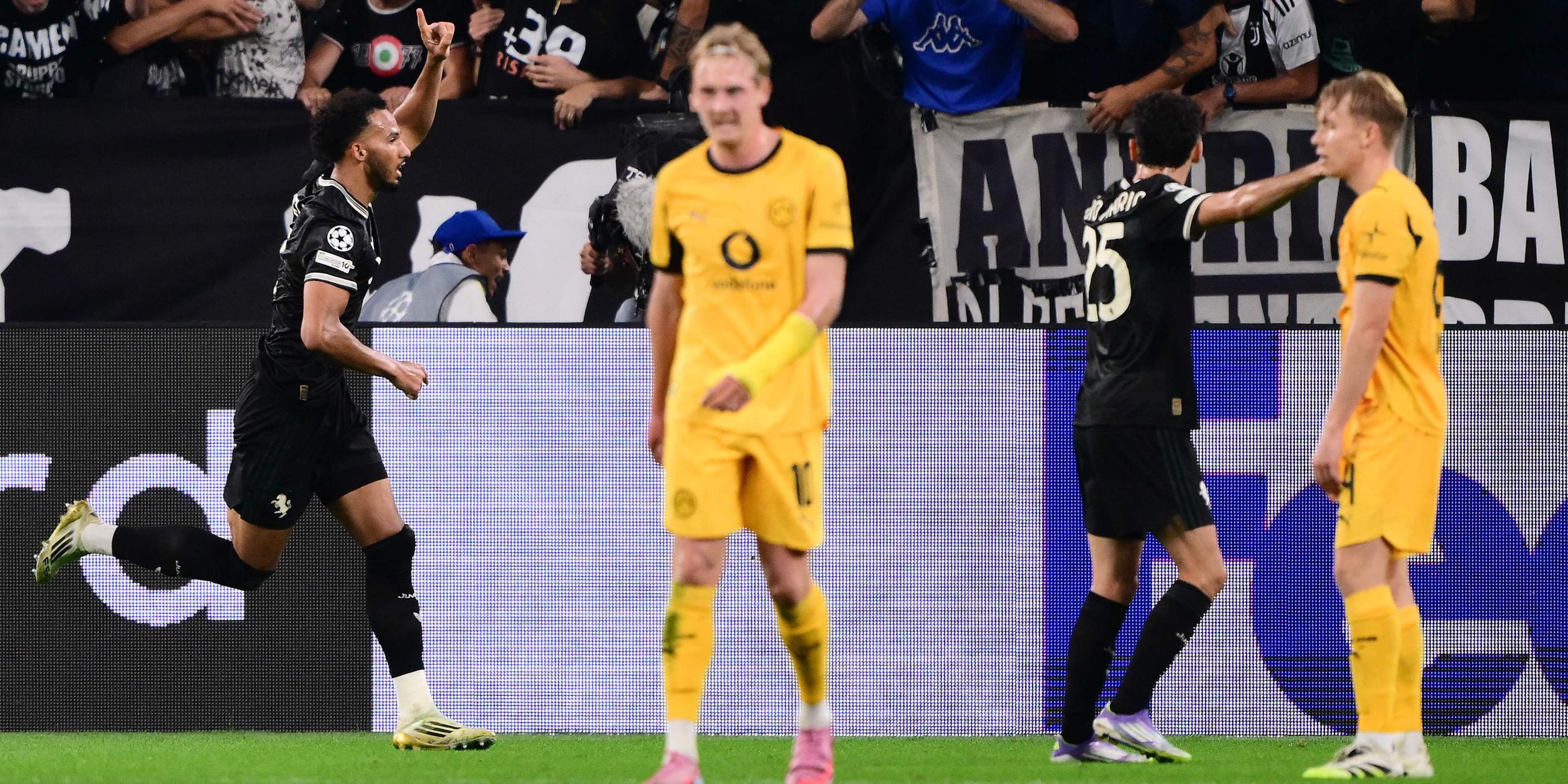Juventus-Verteidiger Lloyd Kelly feiert sein Tor zum 4:4. Julian Brandt blickt enttäuscht.