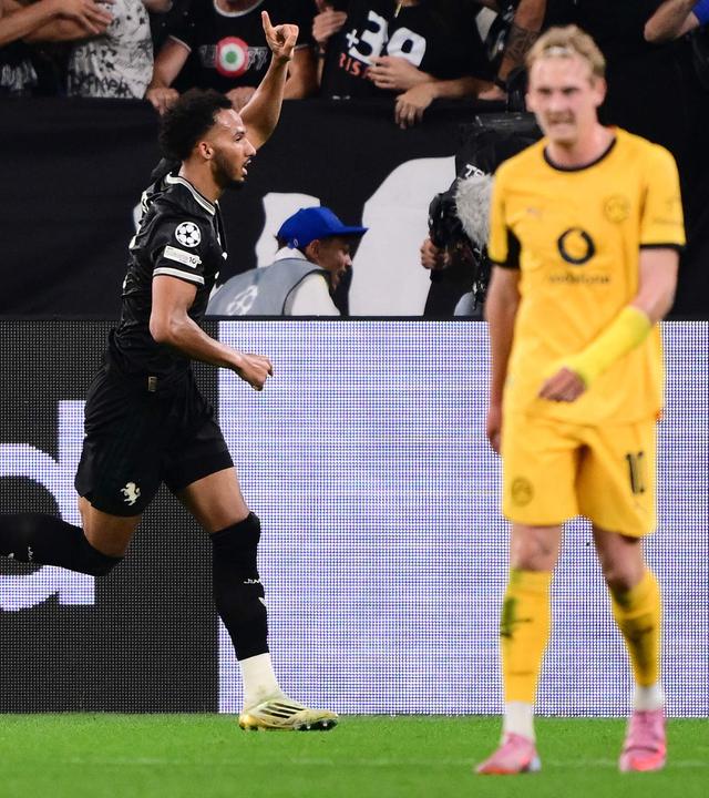 Juventus-Verteidiger Lloyd Kelly feiert sein Tor zum 4:4. Julian Brandt blickt enttäuscht.