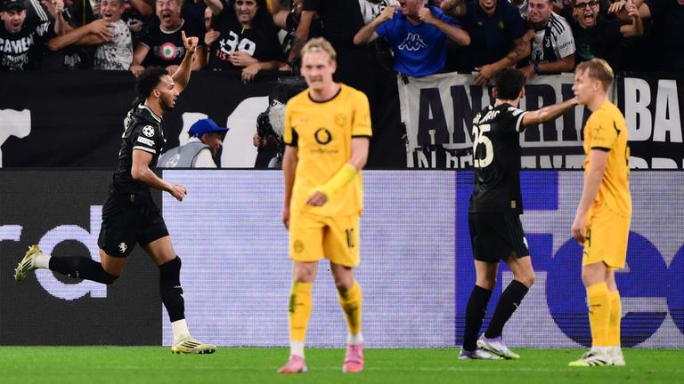 Juventus-Verteidiger Lloyd Kelly feiert sein Tor zum 4:4. Julian Brandt blickt enttäuscht.