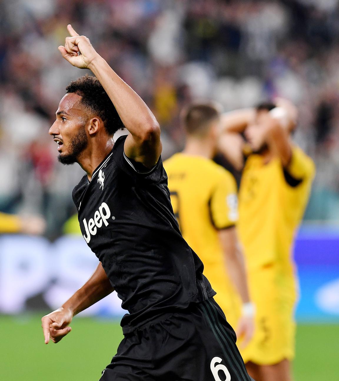 Champions League, Juventus Turin - Borussia Dortmund: Lloyd Kelly jubelt mit erhobener linker Hand über sein Tor zum 4:4. Im Hintergrund enttäuschte Dortmunder Spieler.  Tor zum 4:4