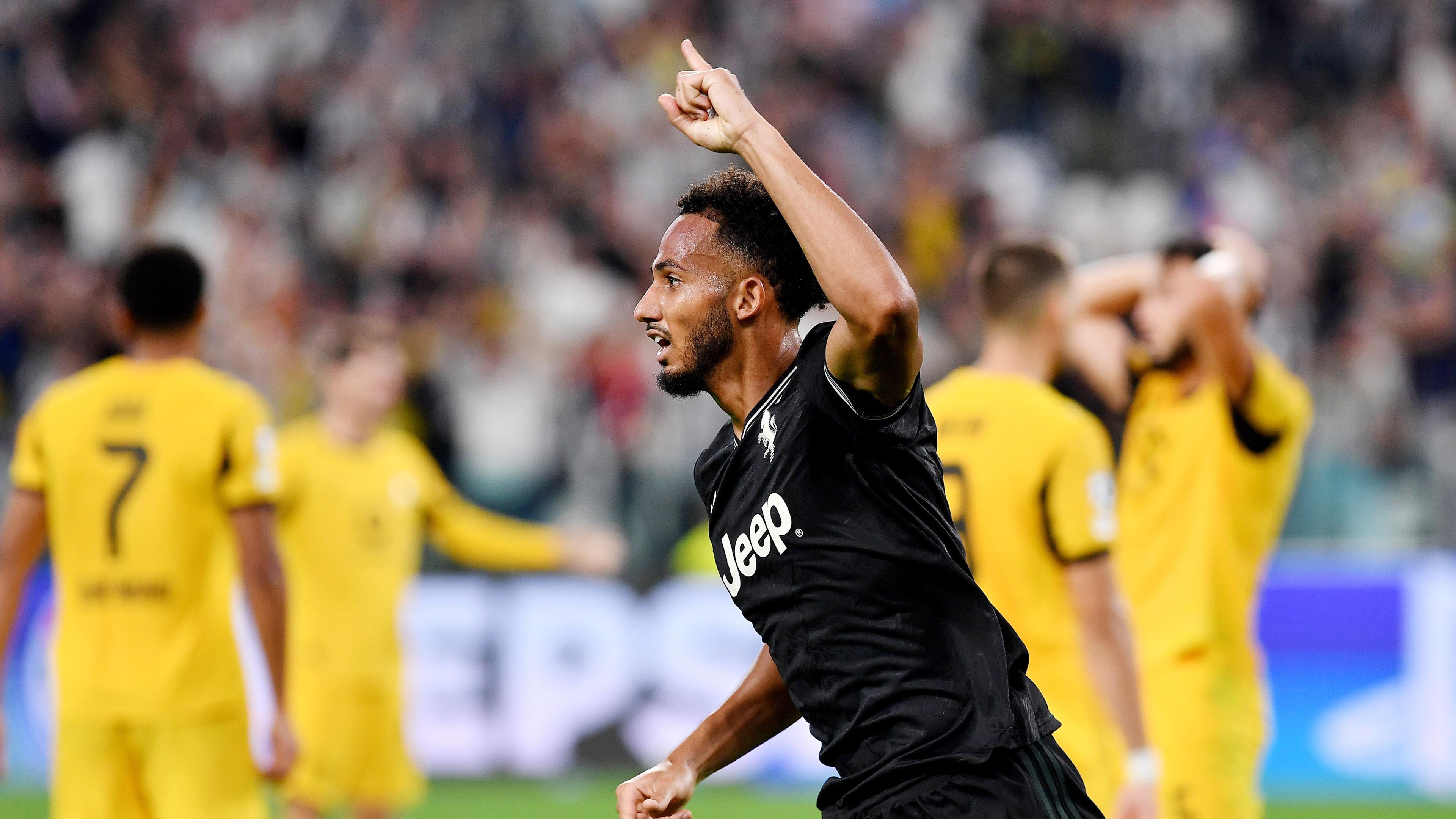 Champions League, Juventus Turin - Borussia Dortmund: Lloyd Kelly jubelt mit erhobener linker Hand über sein Tor zum 4:4. Im Hintergrund enttäuschte Dortmunder Spieler.  Tor zum 4:4