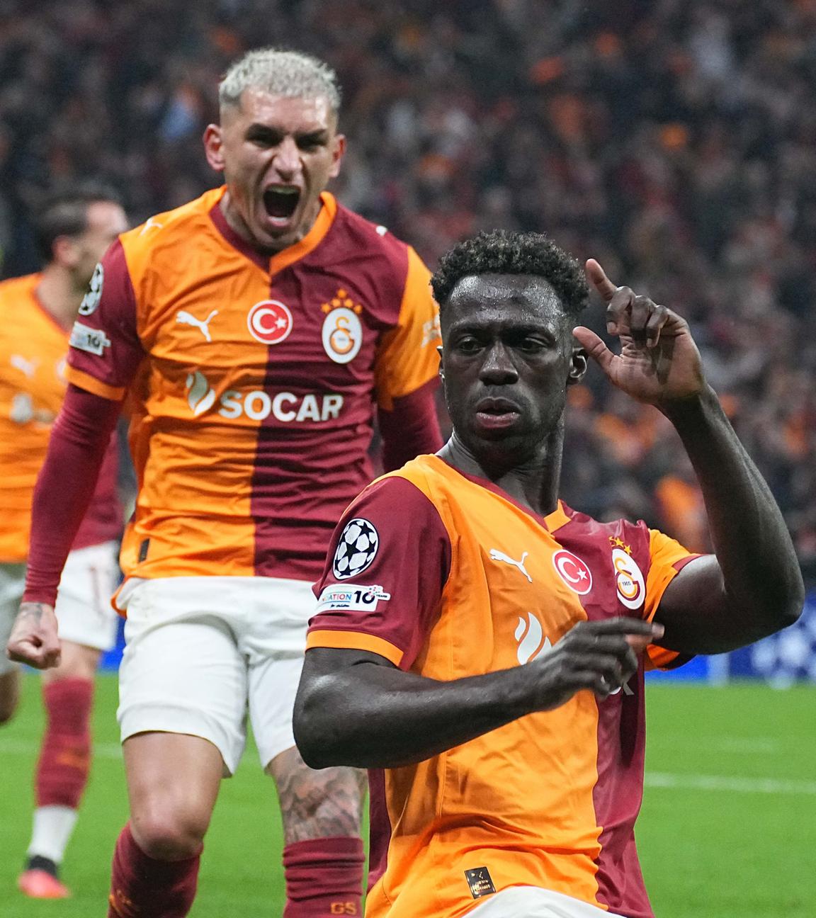 Davinson Sanchez und Lucas Torreira (Galatasaray) jubeln. 