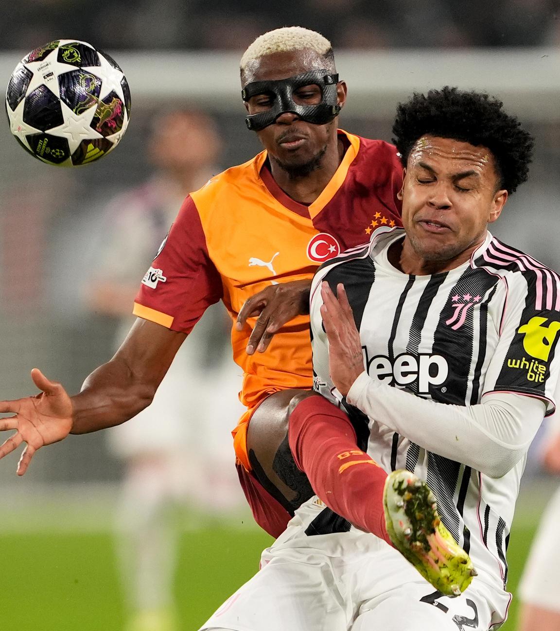 Juventus' Weston McKennie und Galatasaray's Victor Osimhen kämpfen am 25.02.2026 in Turin um den Ball.