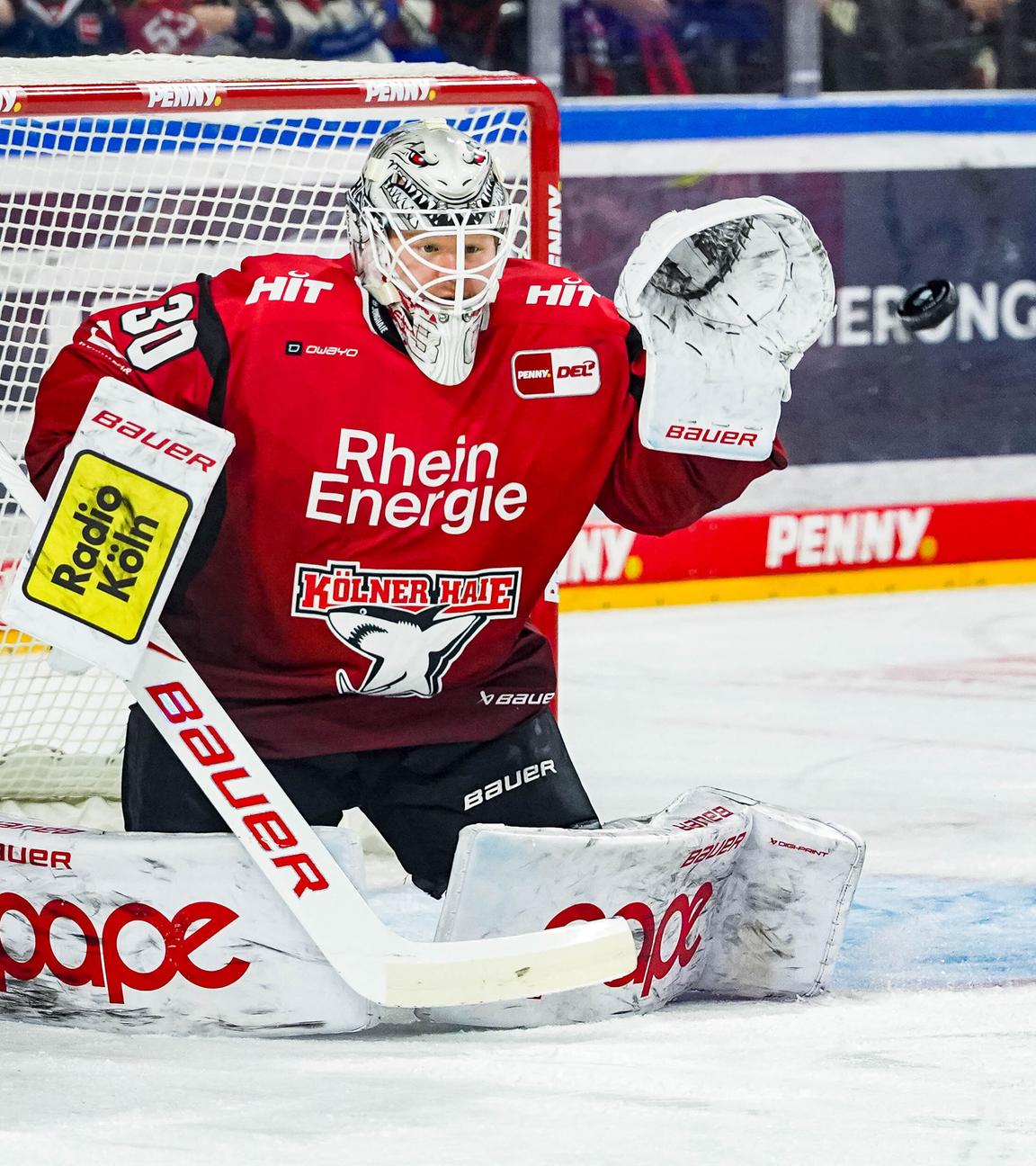 Janne Juvonen versucht, einen Puck zu fangen