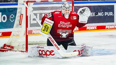 Janne Juvonen versucht, einen Puck zu fangen