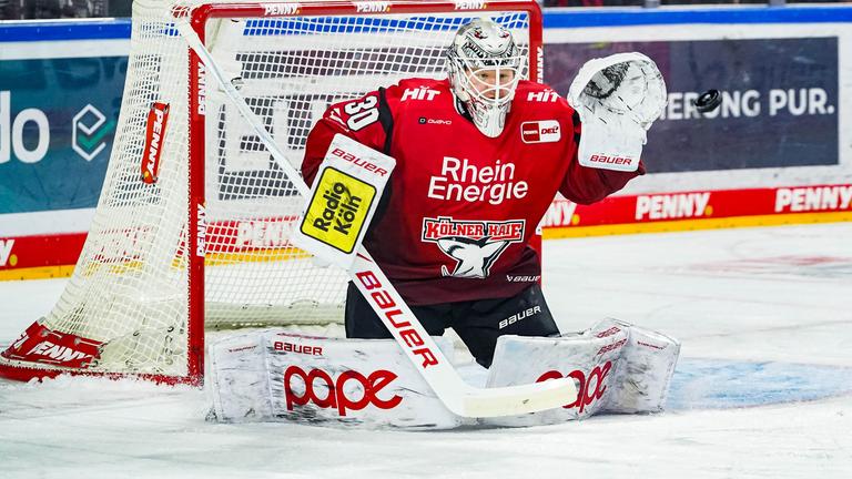 Janne Juvonen versucht, einen Puck zu fangen