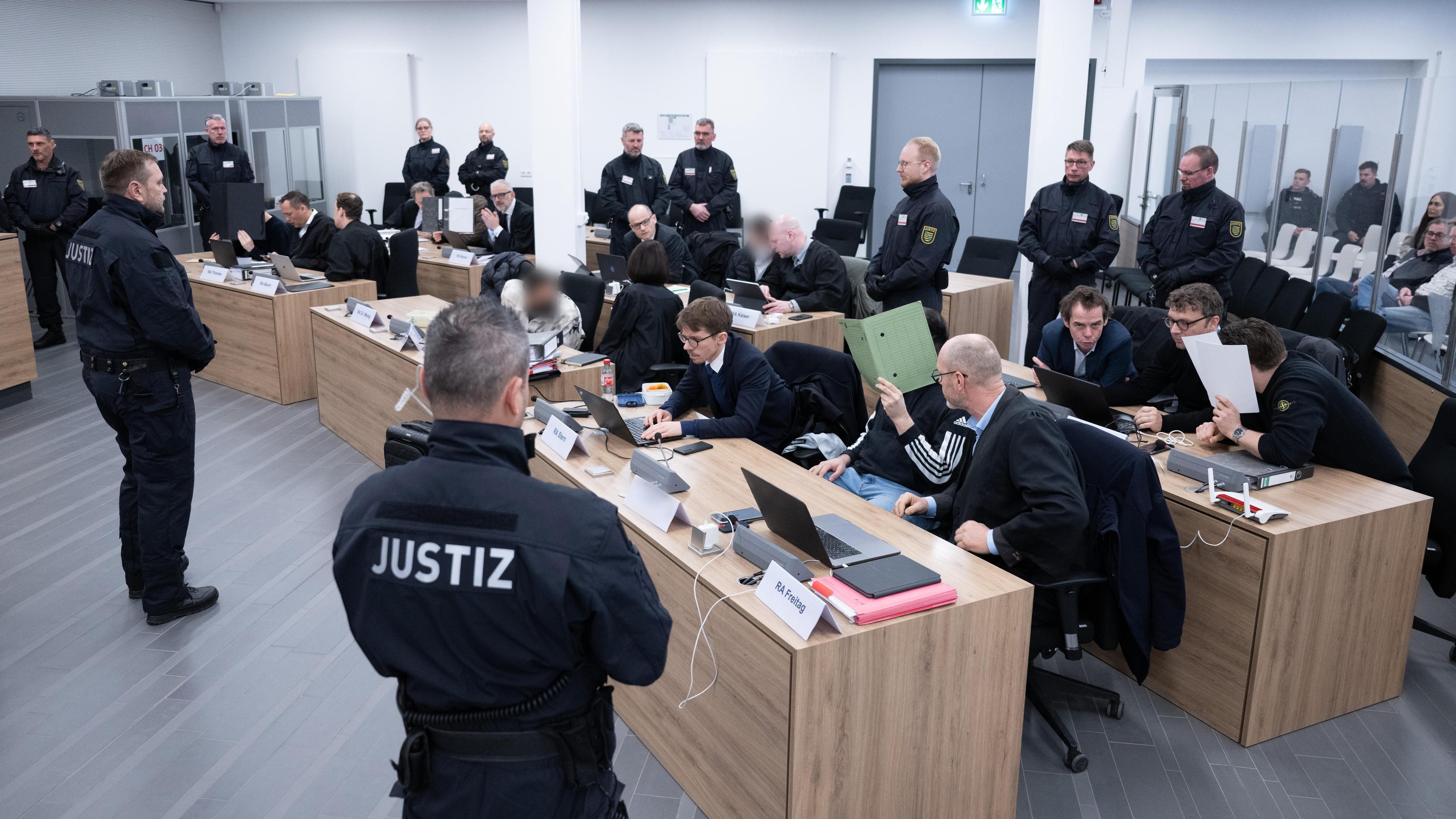Archiv: Die Angeklagten im Prozess um den Juwelenraub im Grünen Gewölbe des Dresdner Residenzschlosses sitzen im Verhandlungssaal im Landgericht neben den Anwälten auf ihren Plätzen. (24.02.2023)