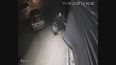 Auf dem Bild zu sehen ist: Zwei maskierte Männer, die in ein Juweliergeschäft einbrechen