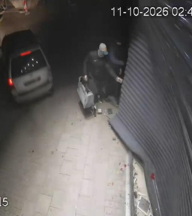 Auf dem Bild zu sehen ist: Zwei maskierte Männer, die in ein Juweliergeschäft einbrechen