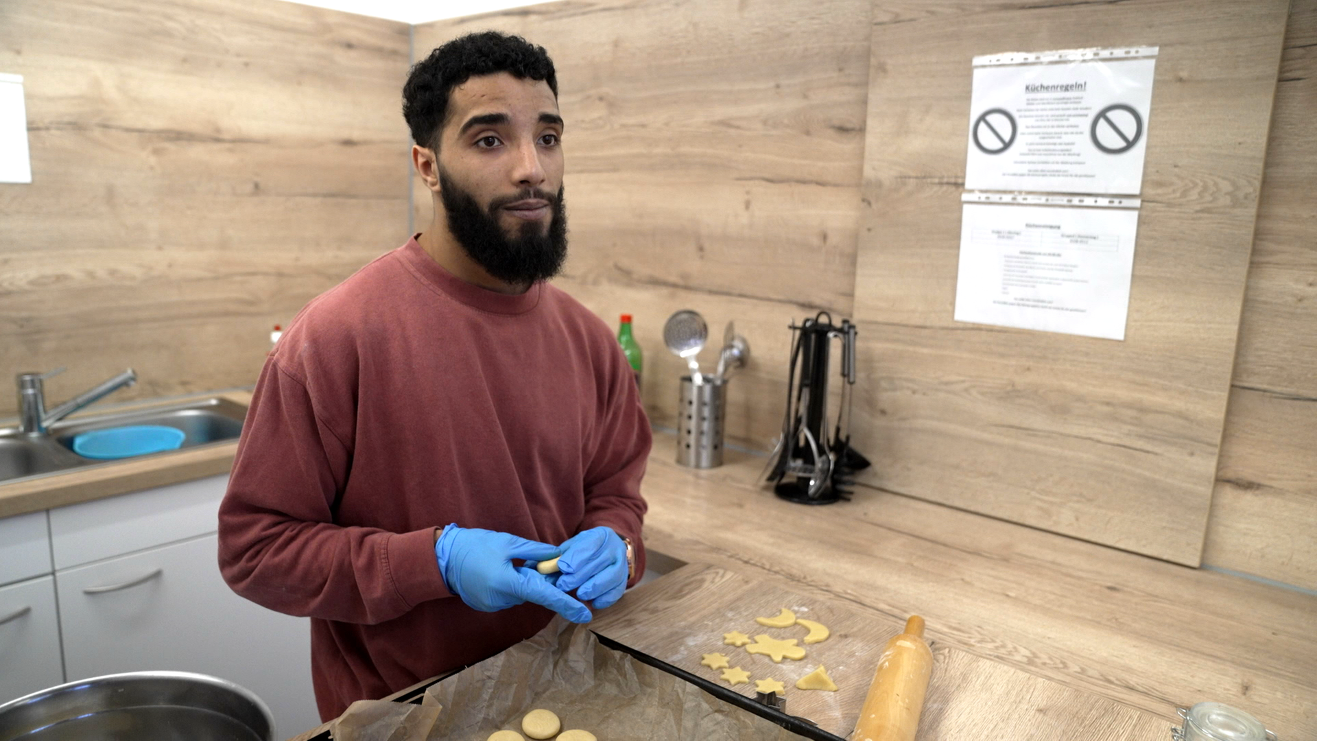 Abderrahim, ein Inhaftierter der JVA Dortmund, backt Plätzchen.