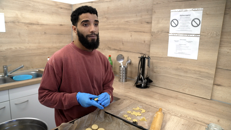 Abderrahim, ein Inhaftierter der JVA Dortmund, backt Plätzchen.