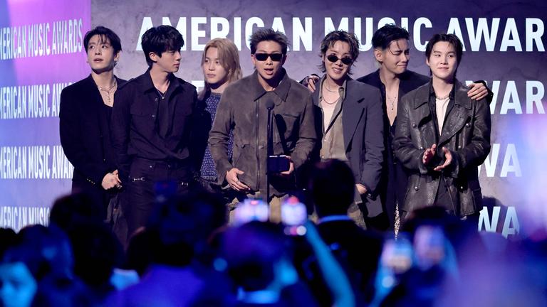 Die K-Pop-Band BTS während der 52. American Music Awards auf der Bühne am 25.05.2026 in der MGM Grand Garden Arena in Las Vegas, Nevada.