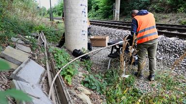 Arbeiter reparieren einen Schaden an Kabeln, die in der Nähe von Bahngleisen verlegt sind, aufgenommen am 25.08.2026 in Backnang (Baden-Württemberg)
