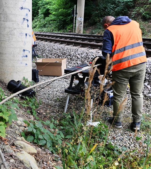 Arbeiter reparieren einen Schaden an Kabeln, die in der Nähe von Bahngleisen verlegt sind, aufgenommen am 25.08.2026 in Backnang (Baden-Württemberg)
